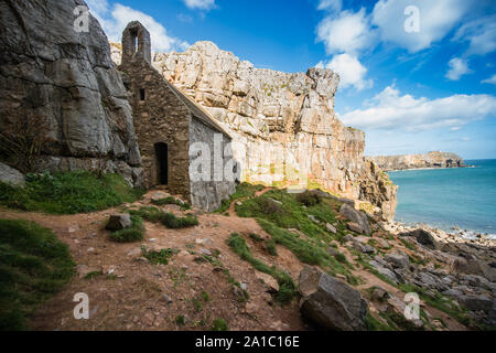 St. Govan's Chapel, mittelalterlichen Wallfahrtskapelle, bei St. Govan's Kopf, Pembrokeshire in South West Wales, UK. In die Seite eines Kalkstein erbaute Gebäude Maßnahmen 20 bis 12 Fuß (6,1 m × 3,7 m). Die Mehrheit der Kapelle wurde im 13. Jahrhundert gebaut, obwohl es zurück Datum kann sich auf dem sechsten Jahrhundert bei St. Govan, ein Mönch in einer Höhle auf dem Gelände der Kapelle verschoben Stockfoto