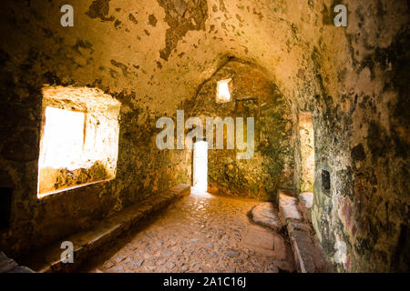 St. Govan's Chapel, mittelalterlichen Wallfahrtskapelle, bei St. Govan's Kopf, Pembrokeshire in South West Wales, UK. In die Seite eines Kalkstein erbaute Gebäude Maßnahmen 20 bis 12 Fuß (6,1 m × 3,7 m). Die Mehrheit der Kapelle wurde im 13. Jahrhundert gebaut, obwohl es zurück Datum kann sich auf dem sechsten Jahrhundert bei St. Govan, ein Mönch in einer Höhle auf dem Gelände der Kapelle verschoben Stockfoto