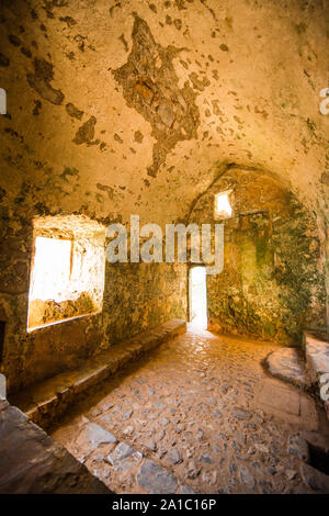 St. Govan's Chapel, mittelalterlichen Wallfahrtskapelle, bei St. Govan's Kopf, Pembrokeshire in South West Wales, UK. In die Seite eines Kalkstein erbaute Gebäude Maßnahmen 20 bis 12 Fuß (6,1 m × 3,7 m). Die Mehrheit der Kapelle wurde im 13. Jahrhundert gebaut, obwohl es zurück Datum kann sich auf dem sechsten Jahrhundert bei St. Govan, ein Mönch in einer Höhle auf dem Gelände der Kapelle verschoben Stockfoto