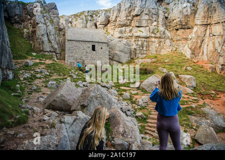 St. Govan's Chapel, mittelalterlichen Wallfahrtskapelle, bei St. Govan's Kopf, Pembrokeshire in South West Wales, UK. In die Seite eines Kalkstein erbaute Gebäude Maßnahmen 20 bis 12 Fuß (6,1 m × 3,7 m). Die Mehrheit der Kapelle wurde im 13. Jahrhundert gebaut, obwohl es zurück Datum kann sich auf dem sechsten Jahrhundert bei St. Govan, ein Mönch in einer Höhle auf dem Gelände der Kapelle verschoben Stockfoto