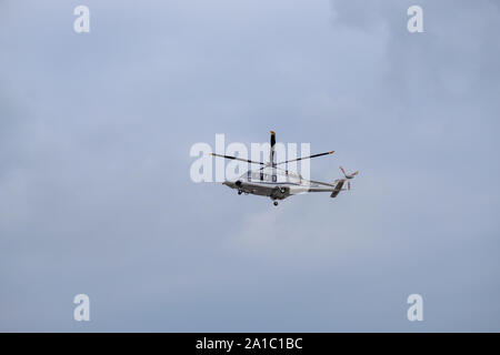 Zürich, Schweiz - Juli 19, 2018 Helikopter landet auf dem Internationalen Flughafen Stockfoto