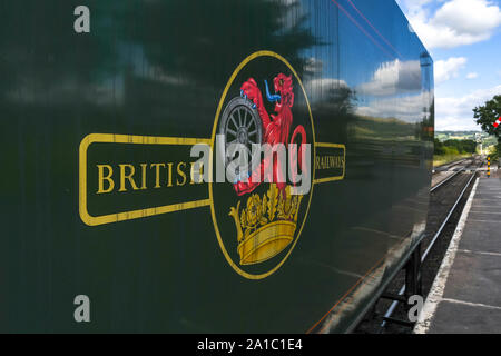 Cheltenham, ENGLAND - SEPTEMBER 2019: Nahaufnahme des ursprünglichen Logos der British Railways auf der Ausschreibung der Dampflok Peninsular und Oriental Stockfoto