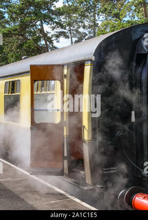 GLOUCESTERSHIRE, ENGLAND - September 2019: Dampf aus der Heizung ein Trainer auf einen Zug auf der Gloucestershire und Warwickshire Railway. Stockfoto