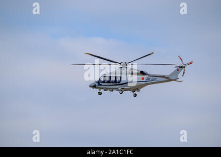 Zürich, Schweiz - Juli 19, 2018 Helikopter landet auf dem Internationalen Flughafen Stockfoto