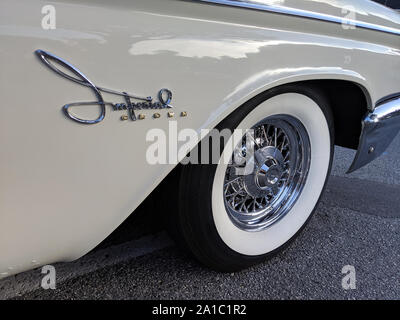 Ein restauriertes Kaiserkrone cursive Fender logo und whitewall Reifen sind an einem Oldtimer Rallye gesehen. Stockfoto