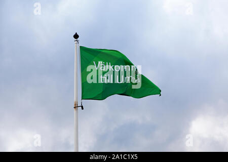 Umea, Schweden - 4 September, 2019: grüne Flagge mit dem Text: Willkommen in Umea Stockfoto
