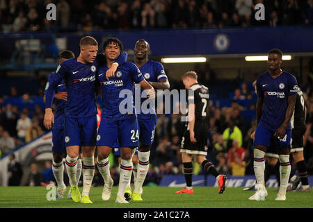 London, Großbritannien. 25 Sep, 2019. Reece James von Chelsea (24) feiert mit Teamkollegen nach dem fünften Tor seines Teams zählen. Carabao Schale, EFL Cup 3 runde, Chelsea v Grimsby Town an der Stamford Bridge in London am Mittwoch, den 25. September 2019. Dieses Bild dürfen nur für redaktionelle Zwecke verwendet werden. Nur die redaktionelle Nutzung, eine Lizenz für die gewerbliche Nutzung erforderlich. Keine Verwendung in Wetten, Spiele oder einer einzelnen Verein/Liga/player Publikationen. pic von Steffan Bowen/Andrew Orchard sport Fotografie/Alamy Live news Credit: Andrew Orchard sport Fotografie/Alamy leben Nachrichten Stockfoto