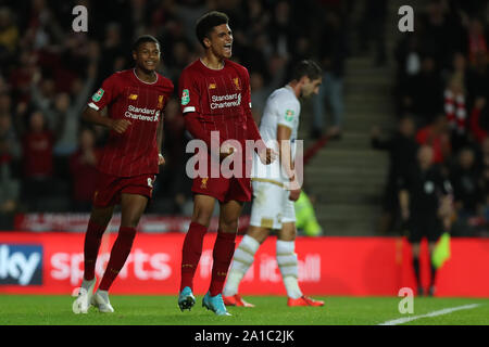 Milton Keynes, Buckinghamshire, Großbritannien. 25 Sep, 2019. Englische Fußball-Liga Cup, Carabao Becher; Milton Keynes Dons gegen Liverpool; Ki-Jana Hoever von Liverpool feiert, als er Noten für 2-0 Credit: Aktion Plus Sport Bilder/Alamy leben Nachrichten Stockfoto