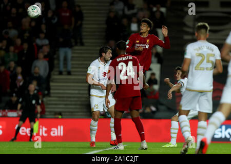 Milton Keynes, Buckinghamshire, Großbritannien. 25 Sep, 2019. Englische Fußball-Liga Cup, Carabao Becher; Milton Keynes Dons gegen Liverpool; Ki-Jana Hoever von Liverpool Kerben für 2-0 Credit: Aktion Plus Sport Bilder/Alamy leben Nachrichten Stockfoto