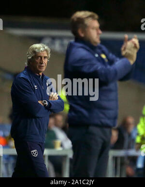 West Ham United manager Manuel Pellegrini (links) und Oxford United manager Karl Robinson auf der touchline während der carabao Pokal, dritte Runde an der Kassam Stadion, Oxford. Stockfoto