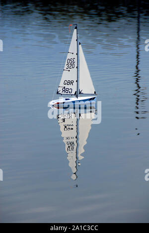 Kleines Modell Segelyacht am Canoe Lake, Fareham, Hampshire, England Stockfoto
