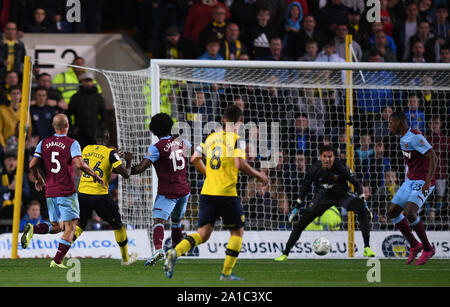 Oxford, UK. 25 Sep, 2019. 25. September 2019; Kassam Stadion, Oxford, Oxfordshire, England; englische Fußball-Liga Cup, Carabao Becher; Oxford United gegen West Ham United; Shandon Baptiste von Oxford schießt und Kerben in der 90. Minute 4-0 Credit: Aktion Plus Sport Bilder/Alamy leben Nachrichten Stockfoto