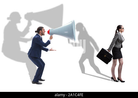 Unternehmer durch die großen Lautsprecher schreien Stockfoto