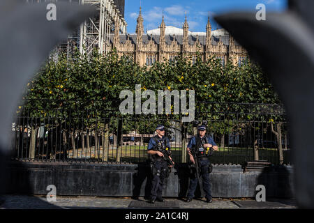 London UK 25 Sep 2019 bewaffneten Polizisten stand Guard im Palast von Westminster als MPs zurück zum Parlament nach der Atlantic, dem Urteil des Gerichtshofs am 24. S Stockfoto