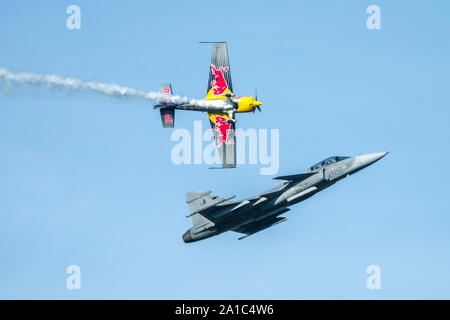 Display-Team, JAS-39C Gripen Saab, Cpt. Ivo Kardos Tschechische Luftwaffe, Martin Sonka Red Bull Extra 300 Stockfoto