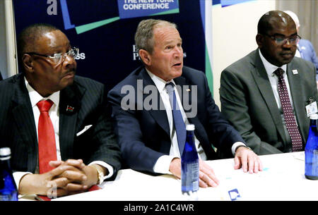 New York, Vereinigte Staaten. 25 Sep, 2019. Der ehemalige US-Präsident George Bush trifft sich mit afrikanischen Staats- und Regierungschefs die Fortschritte bei der Bekämpfung von HIV/AIDS in Afrika zu diskutieren am dritten jährlichen Bloomberg Global Business Forum im Plaza Hotel in New York City am Mittwoch, 25. September 2019 statt. Politik und Wirtschaft die Teilnahme an dem Forum diskutieren, wie der Klimawandel Auswirkungen von Veränderungen der Weltwirtschaft und der möglichen Lösungen für die Krise. Foto von Monika Graff/UPI Quelle: UPI/Alamy leben Nachrichten Stockfoto
