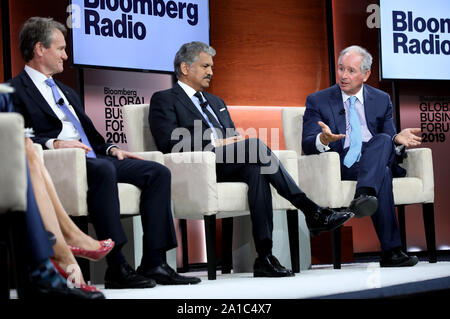 New York, Vereinigte Staaten. 25 Sep, 2019. Stephen Schwarzman (R), CEO von The Blackstone Group, spricht wie Brian Moynihan, Mitte, CEO der Bank of America, und Anand Mahindra, Vorsitzender von Mahindra Gruppe, während einer Live-TV-Sendung hören während des dritten jährlichen Bloomberg Global Business Forum im Plaza Hotel in New York City am Mittwoch, 25. September 2019 statt. Politik und Wirtschaft die Teilnahme an dem Forum diskutieren, wie der Klimawandel Auswirkungen von Veränderungen der Weltwirtschaft und der möglichen Lösungen für die Krise. Foto von Monika Graff/UPI Quelle: UPI/Alamy leben Nachrichten Stockfoto