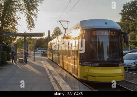 Strausberger Eisenbahn-als-Linie 89 verbindet die Straßenbahn das Stadtzentrum von Strausberg mit dem peripher gelegenen Bahnhof Strausberg eine der P Stockfoto