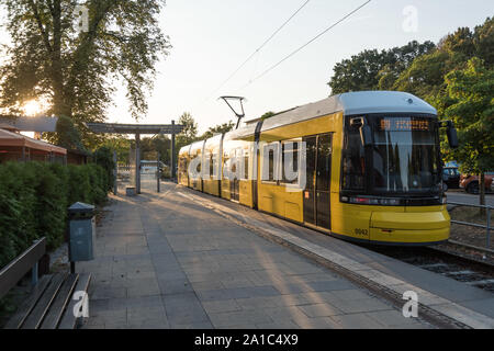 Strausberger Eisenbahn-als-Linie 89 verbindet die Straßenbahn das Stadtzentrum von Strausberg mit dem peripher gelegenen Bahnhof Strausberg eine der P Stockfoto