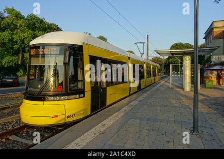 Strausberger Eisenbahn-als-Linie 89 verbindet die Straßenbahn das Stadtzentrum von Strausberg mit dem peripher gelegenen Bahnhof Strausberg eine der P Stockfoto