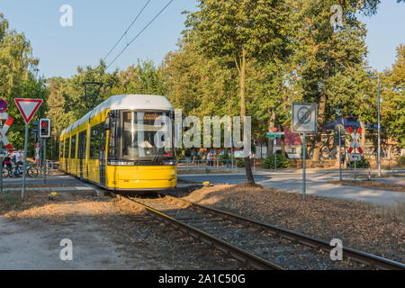 Strausberger Eisenbahn-als-Linie 89 verbindet die Straßenbahn das Stadtzentrum von Strausberg mit dem peripher gelegenen Bahnhof Strausberg eine der P Stockfoto