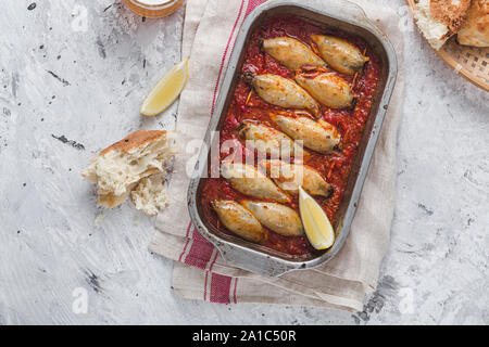 Gefüllte Tintenfische mit Tomatensauce, kopieren. Stockfoto