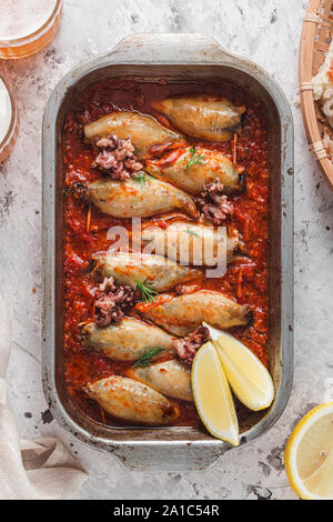 Lecker gefüllte Tintenfische mit Tomatensoße. Stockfoto