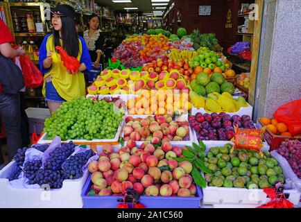 QUANZHOU, CHINA - 15 JUN 2019 - Blick auf ein frisches Obst in Quanzhou, Provinz Fujian, China. Stockfoto