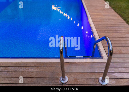 Blaue Farbe, eine Pool-/Griff Holz Stockfoto