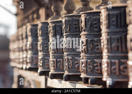 Gebetsmühlen in einem buddhistischen Tempel in Kathmandu Stockfoto