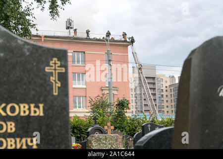 St. Petersburg, Russland - 14 August, 2019 - Brand in Office Center "Leningrad", Feuerwehrleute und Rettungsdienste an der Szene Stockfoto