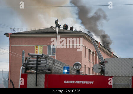 St. Petersburg, Russland - 14 August, 2019 - Brand in Office Center "Leningrad", Feuerwehrleute und Rettungsdienste an der Szene Stockfoto