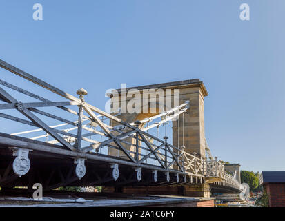 Blick von der Stadt auf der Suche nach Süden von Marlow Hängebrücke über den Fluss Themse in der Wycombe Bezirk von Buckinghamshire, Südost England Stockfoto