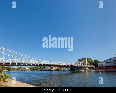 Blick vom Weg der Themse von Marlow Hängebrücke über den Fluss Themse in der Wycombe Bezirk von Buckinghamshire, Südost England Stockfoto