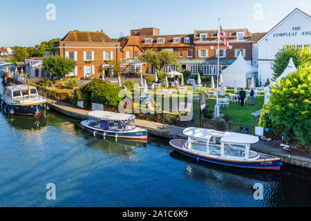 Marlow, einer Stadt an der Themse im Bezirk Wycombe Buckinghamshire, Südost England: Riverside Ansicht des Compleat Angler Stockfoto