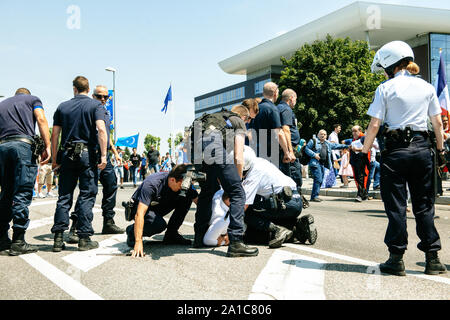 Straßburg, Frankreich - 11. Juli 2015: Die Polizei verhaftete man-Uigurische Menschenrechtler in einer Demonstration gegen die Politik der chinesischen Regierung in der Uiguren zu protestieren Stockfoto
