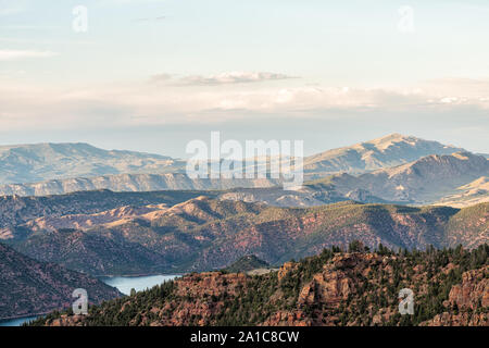 Luftbild vom Canyon Rim Trail übersehen in der Nähe von Campingplatz in Utah Flaming Gorge National Park mit Green River bei Sonnenuntergang Stockfoto