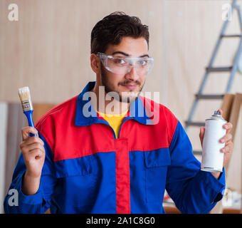 Die yooung Schlosser Tischler arbeiten mit Paint malen Stockfoto