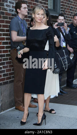 New York, USA. 25. Sep 2019. Renee Zellweger in der Late Show mit Stephen Colbert über ihren neuen Film Judy in New York zu sprechen. New York, USA. 25. Sep 2019. Credit: RW/MediaPunch Credit: MediaPunch Inc/Alamy leben Nachrichten Stockfoto