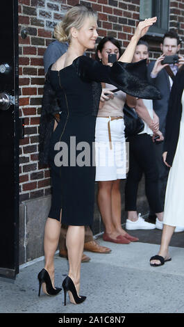 New York, USA. 25. Sep 2019. Renee Zellweger in der Late Show mit Stephen Colbert über ihren neuen Film Judy in New York zu sprechen. New York, USA. 25. Sep 2019. Credit: RW/MediaPunch Credit: MediaPunch Inc/Alamy leben Nachrichten Stockfoto