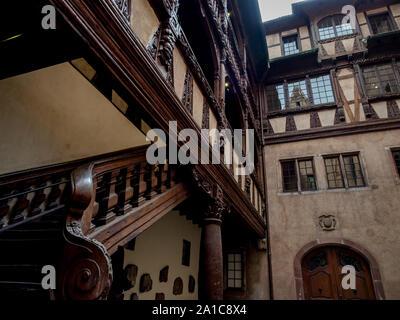 Alte Terrasse mit Holztreppe im alten Holz - Framing reichen Haus XV Jahrhundert, Straßburg Stockfoto