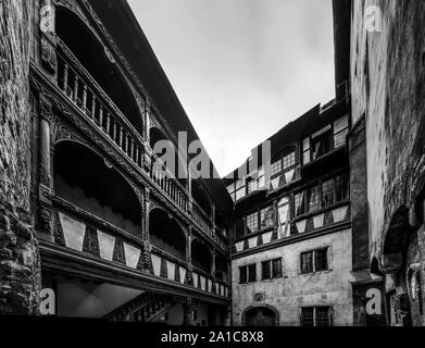 Alte Terrasse mit Holztreppe im alten Holz - Framing reichen Haus XV Jahrhundert, Straßburg Stockfoto