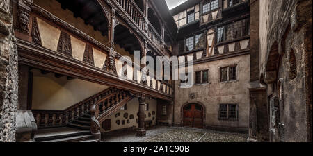 Alte Terrasse mit Holztreppe im alten Holz - Framing reichen Haus XV Jahrhundert, Straßburg Stockfoto