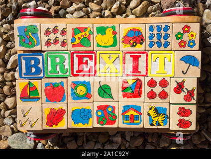 Brexit alphabet Blöcke auf Baby walker Ziegel Stockfoto