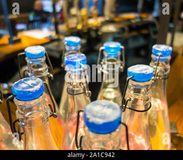 Nahaufnahme des blauen Glasflasche Tops und Stopfen Stockfoto