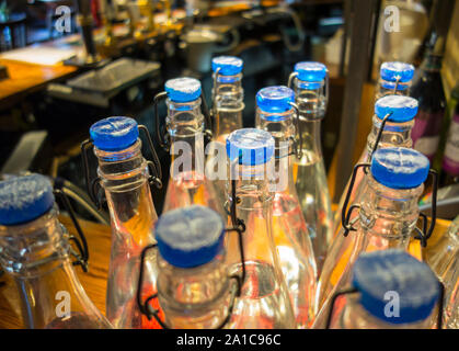 Nahaufnahme des blauen Glasflasche Tops und Stopfen Stockfoto