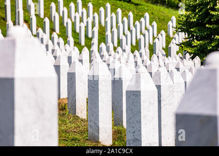 Potocari, Bosnien und Herzegowina - Juli 31., 2019. Detail der weißen Grabsteine der Opfer während der Massaker von Srebrenica Stockfoto