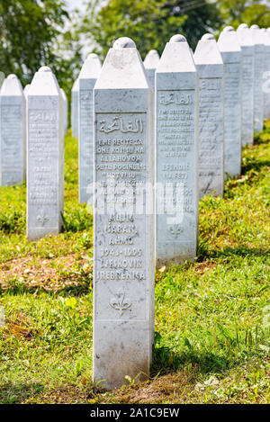 Potocari, Bosnien und Herzegowina - Juli 31., 2019. Detail der weißen Grabsteine der Opfer während der Massaker von Srebrenica Stockfoto
