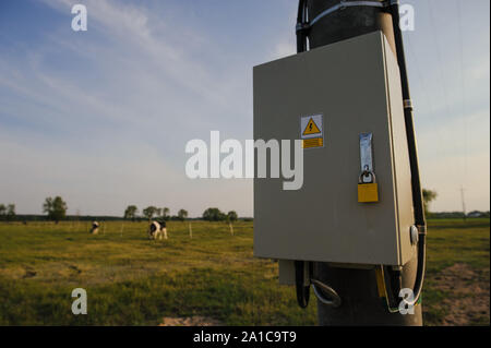 Schaltkasten draußen auf der Wiese mit Stahl Vorhängeschloss verschlossen Stockfoto