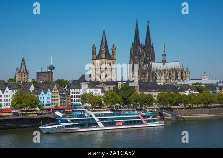 Köln, Dom und Kirche Groß St. Martin - Köln, Dom und Gross St. Martin Kirche Stockfoto